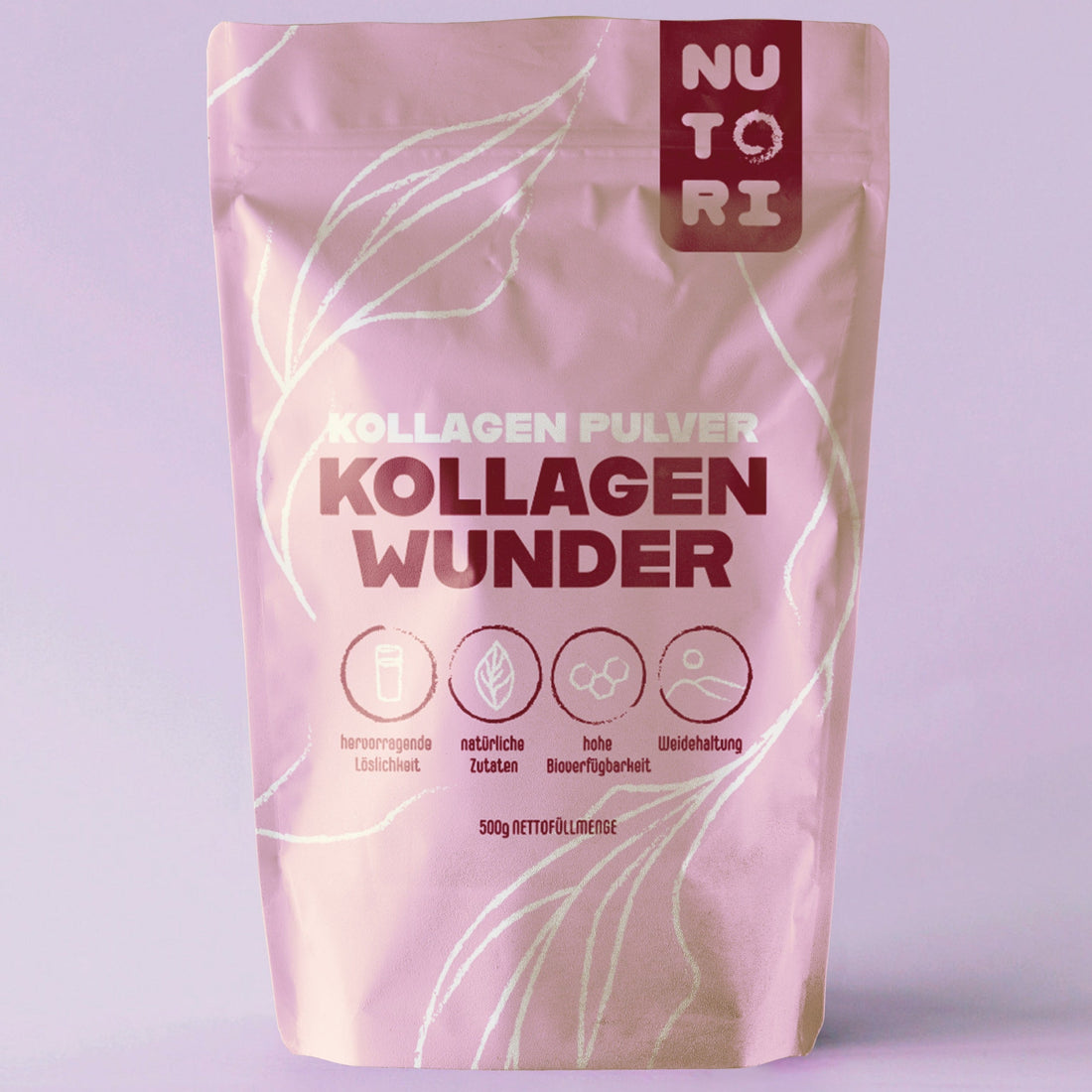 Eine Packung NUTORI KOLLAGEN WUNDER Pulver neben einem Glas Wasser und einer Kapseldose mit Hyaluron Kollagen Kapseln auf einem minimalistischen, hellen Holztisch, umgeben von grünen Blättern.