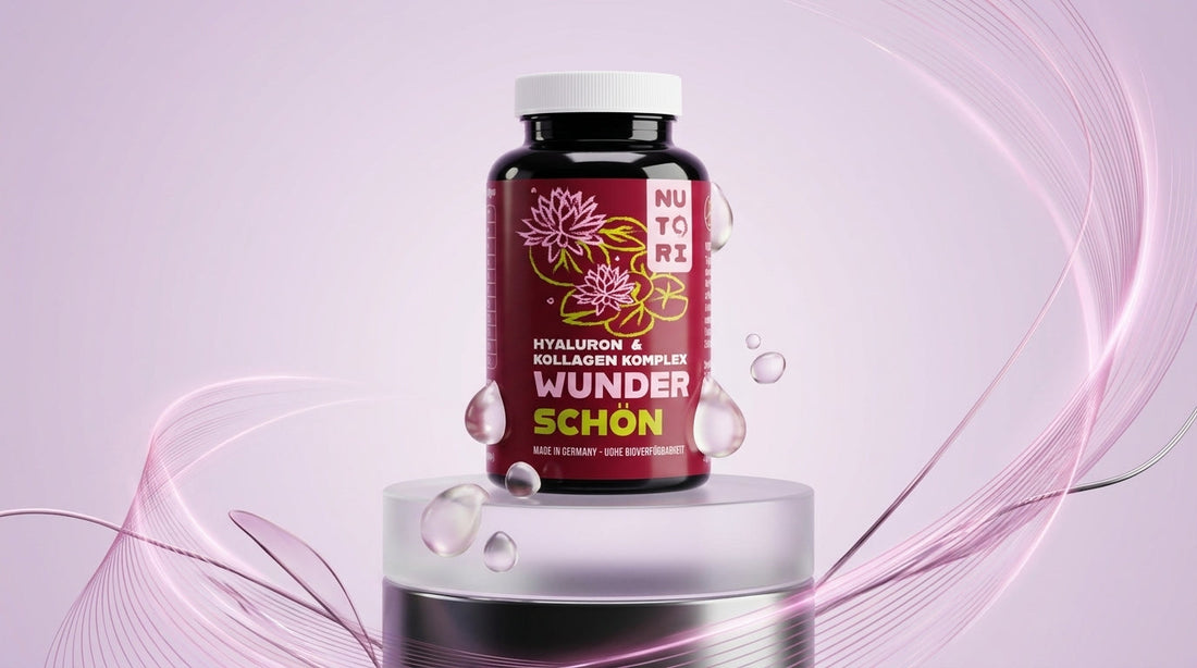 Eine braune Glasflasche des Nutori Wunder Schön Hyaluron- und Kollagen-Komplexes, umgeben von frischen grünen Blättern und reinen Wassertropfen auf hellem, natürlichem Hintergrund.