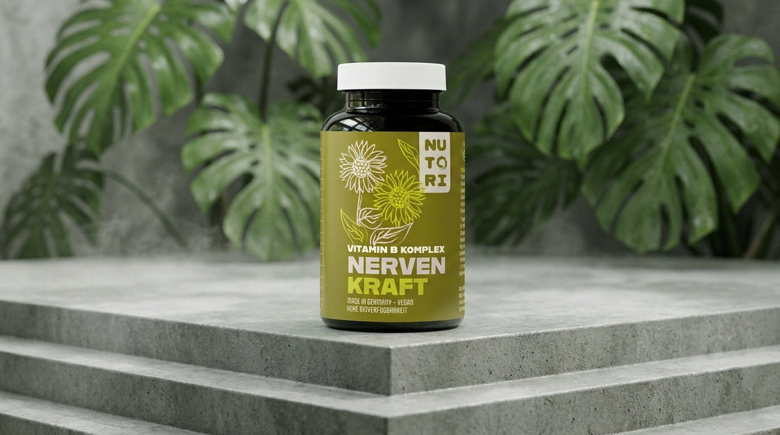 Eine Dose Nutori Nervenkraft (Vitamin B) umgeben von frischen grünen Blättern und einer symbolischen Darstellung von vitalen Nervenbahnen, die Energie und Reinheit ausstrahlen.
