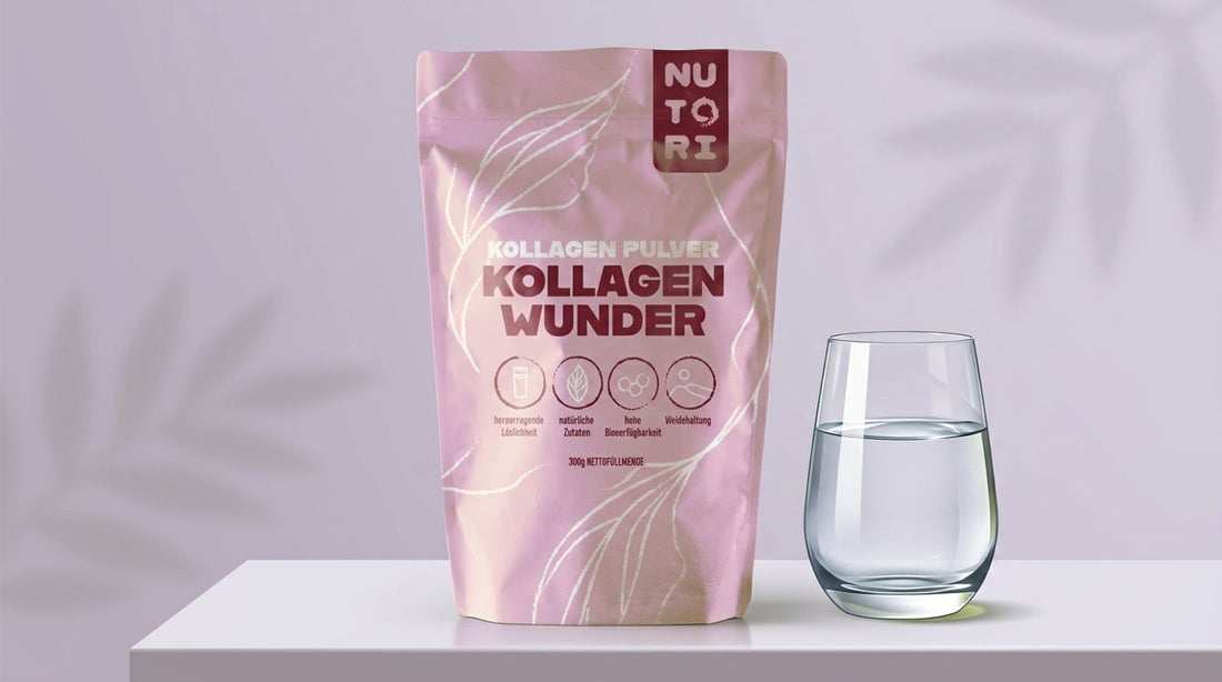 Eine Dose Nutori Kollagen Wunder neben einem Glas Wasser und frischen Beeren auf einem hellen Holztisch, perfekt angerichtet als tägliche Beauty-Routine.