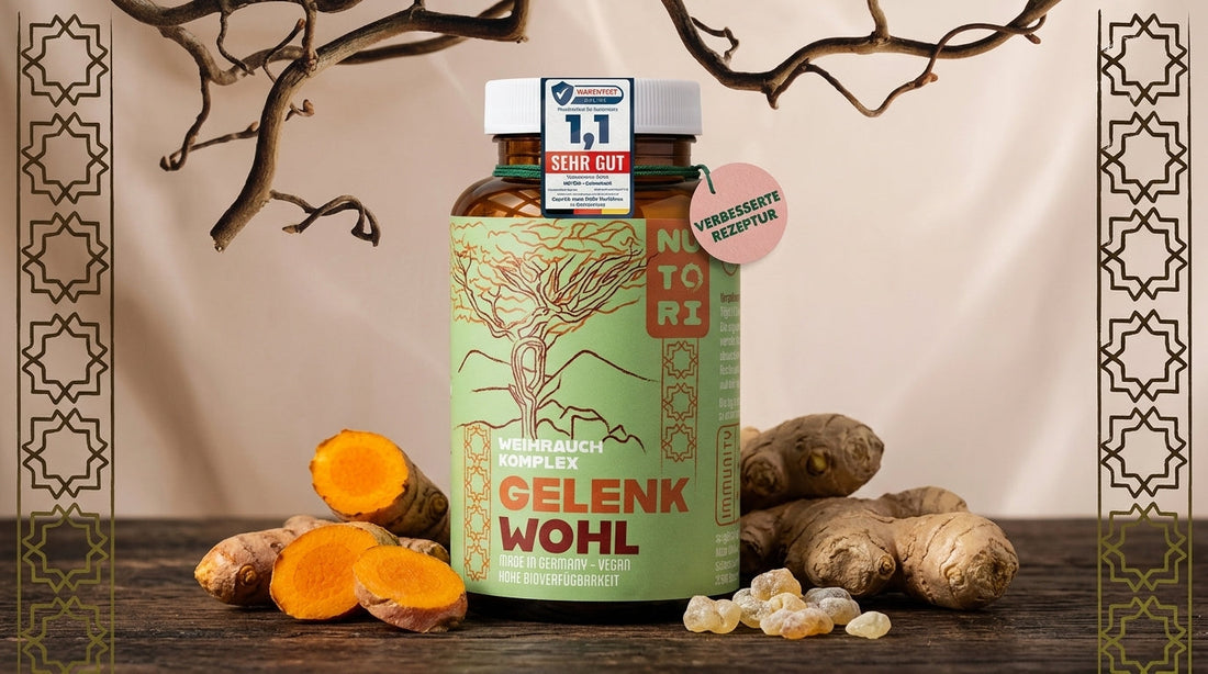 Eine Braunglasdose des Nutori GELENK WOHL Gelenkkomplexes, umgeben von frischen Kurkumawurzeln, Ingwerstücken und Weihrauchharz auf einem natürlichen Holzuntergrund.&nbsp;