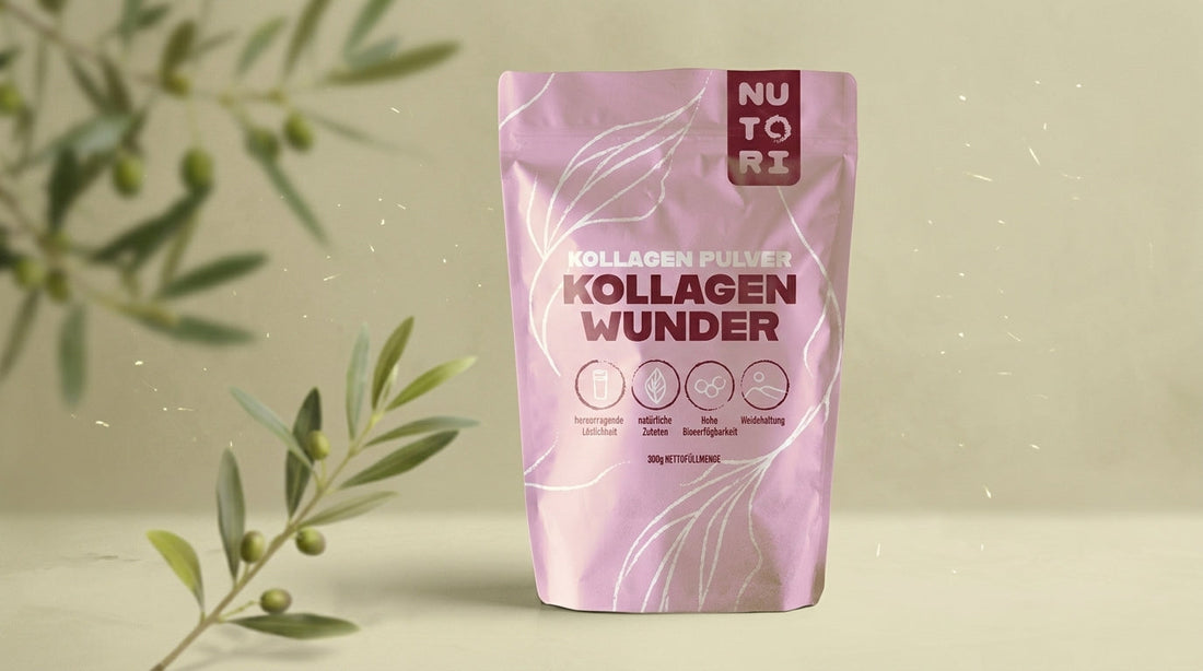 Eine vitale Frau über 40 trinkt lächelnd ihren morgendlichen Kaffee, der mit hochwertigem Nutori KOLLAGEN WUNDER veredelt wurde.